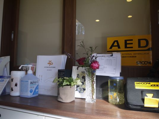 フロントの詳細とAED案内