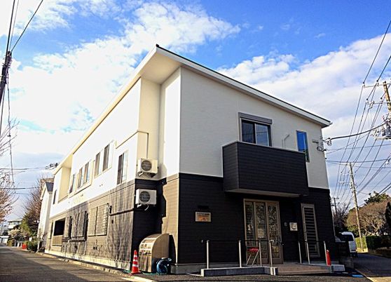 白と黒のモダンな外観