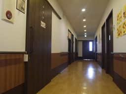 整った廊下と部屋のドア