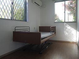 居室のベッドと窓