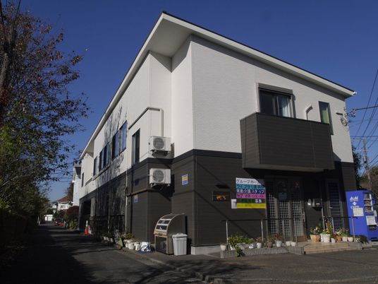 白と黒の外観デザイン