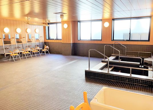 明るい施設の浴室