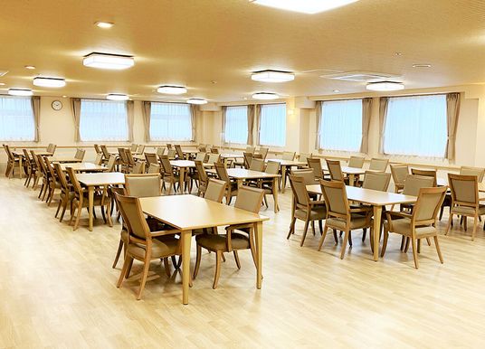 清潔で広い職場の食堂