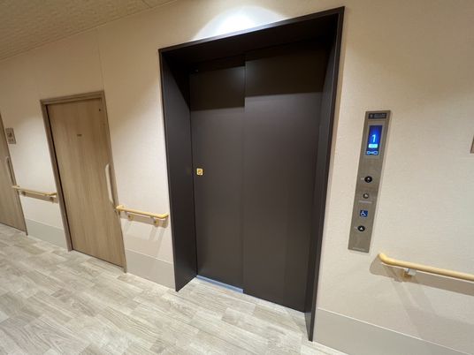 廊下の手すり付きエレベーター