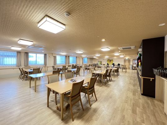 明るいダイニングでのお仕事