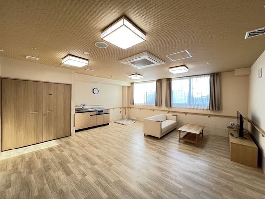 明るい洋室の仕事場