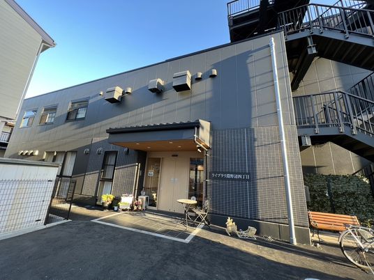 グレー色の外観