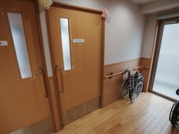 手すりが設置された廊下