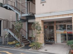 施設のエントランス