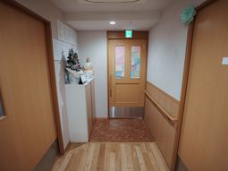 廊下と手すりのある出口