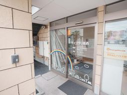 明るいエントランスの風景