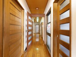 木目調の清潔な廊下