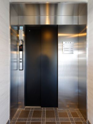 ステンレス製のエレベーター