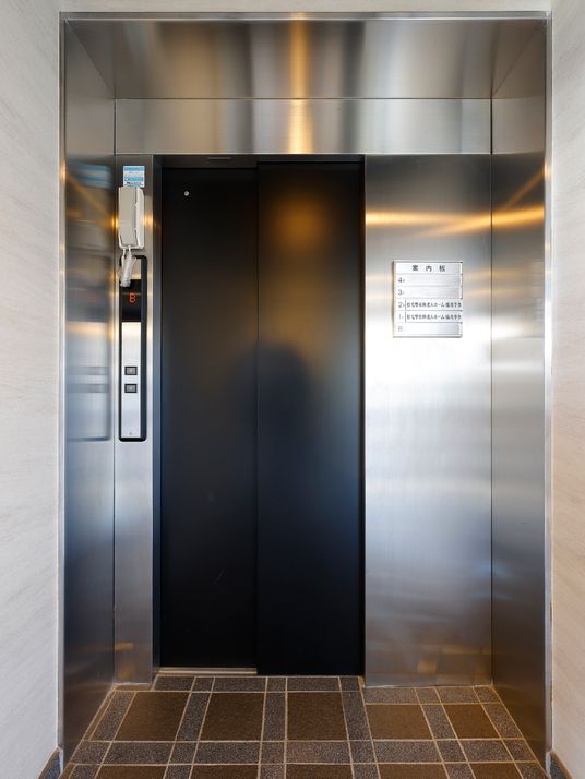 ステンレス製のエレベーター