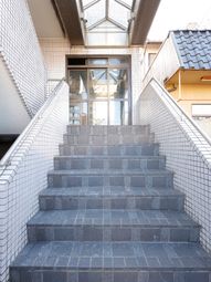 入口の階段とガラスドア