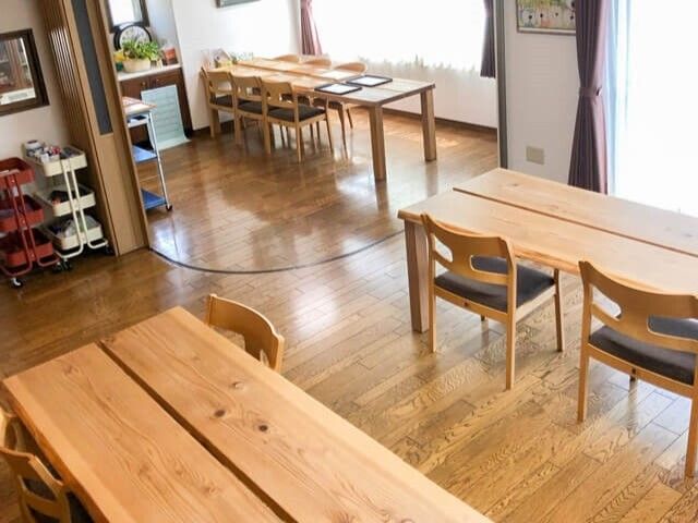 木目調の温かい食堂 食堂 自然光が差し込む食堂は木のぬくもりを感じる設計で、心地よい食事の時間を提供しています。ゆったりとしたスペースで、日常のひとときが楽しめます。