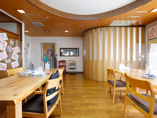 居室の木製テーブルと椅子