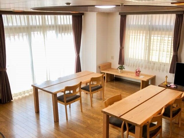 木目調の落ち着いた食堂 食堂 ゆったりとした木製のテーブルと椅子が配置された、明るく穏やかな雰囲気の空間です。日々の食事やコミュニケーションの場として、心地よい時間を過ごせます。