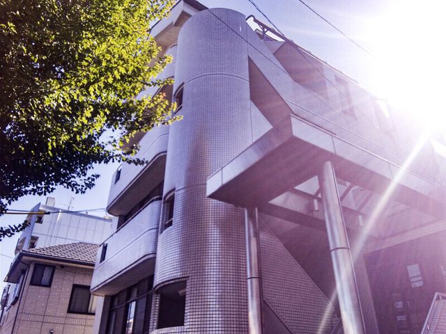 現代的な建物外観 外観 陽光が差し込む、清潔感溢れる外観です。仕事を通じて地域の方の快適な生活をサポートしませんか。