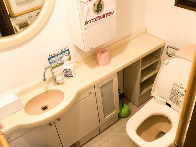 バリアフリー設計のトイレ トイレ 手すり付き清潔なトイレで、安全かつ自立した日常生活を支えます。サポートが必要な方も安心です。