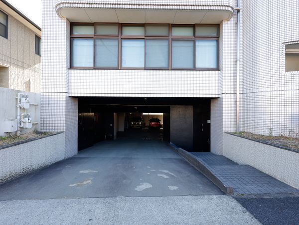 清潔なエントランスの外観