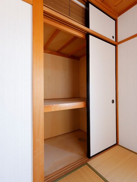 明るい和室のクローゼット