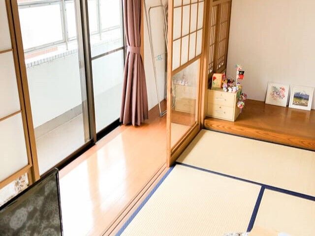 明るい和室の一角 居室 ゆったりとした和室で、穏やかな光が差し込む居心地の良い空間です。個人の嗜好を反映した小物が、暖かみのある雰囲気を演出しています。