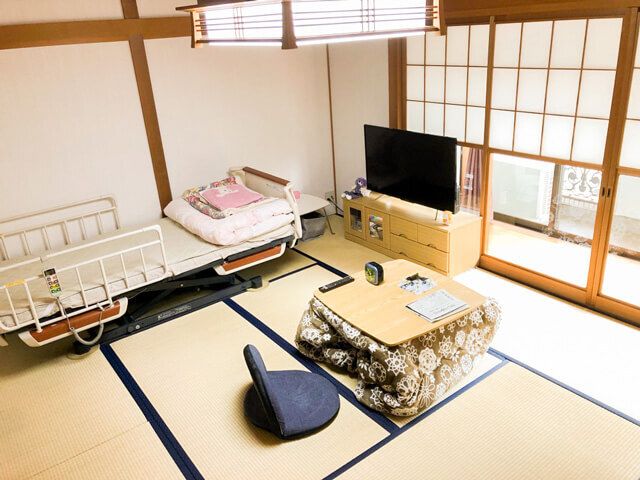 和風の明るい居室 居室 モダンな和室の一室は、落ち着いた雰囲気の中で過ごすことができ、大画面テレビも完備されています。