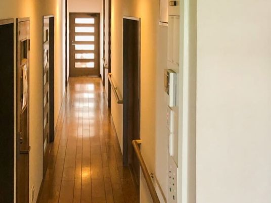 快適な施設の廊下