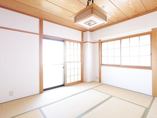 和室の清潔な居室 居室 伝統的な和室でのびのびとした生活を実感していただけます。天井と畳の明るい色合いが、安らぎの空間を演出しています。