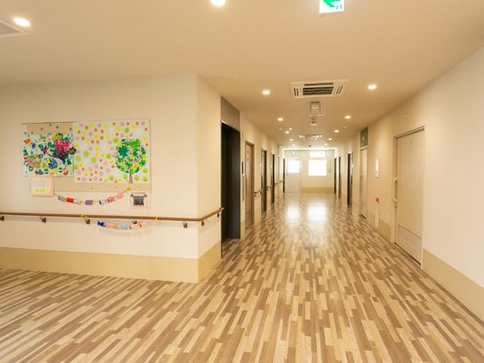 廊下の明るい風景