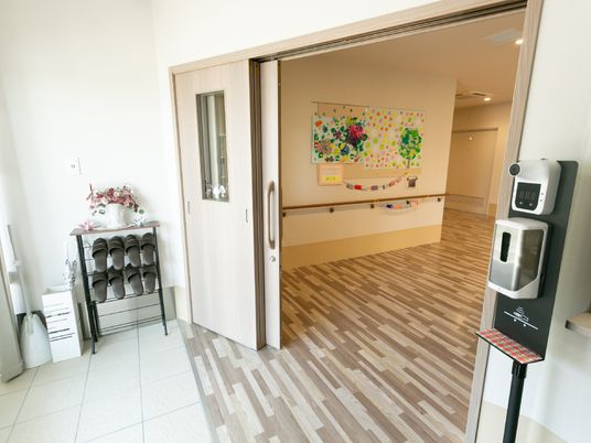 明るい共用スペース入口