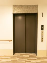 シンプルなデザインのエレベーター