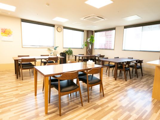 明るい共用ダイニング