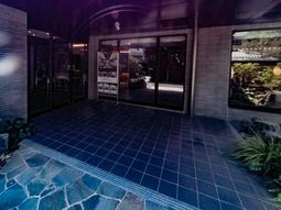 夜のエントランス風景