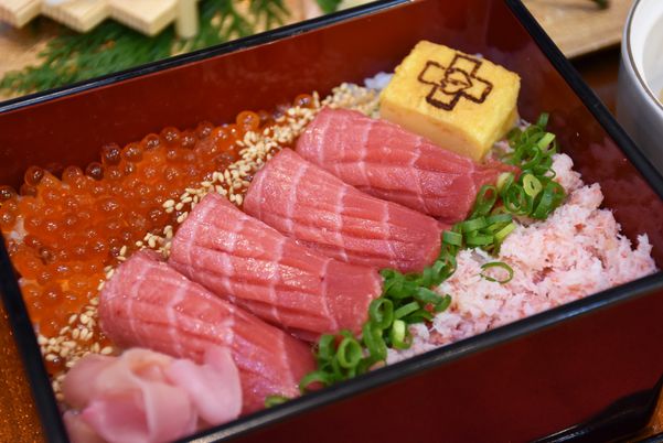 豪華な料理の盛り合わせ