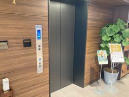 エレベーター前の清潔な空間