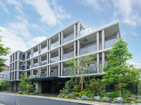 モダンな建物のエントランス