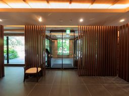 木の温もり漂うエントランス