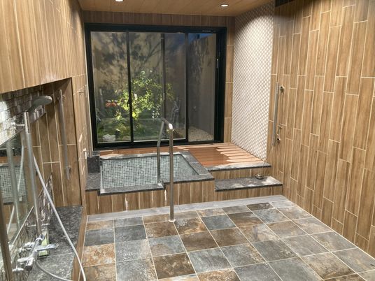 落ち着いた雰囲気の浴室