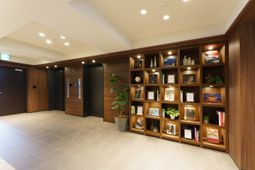 廊下の書棚と植物