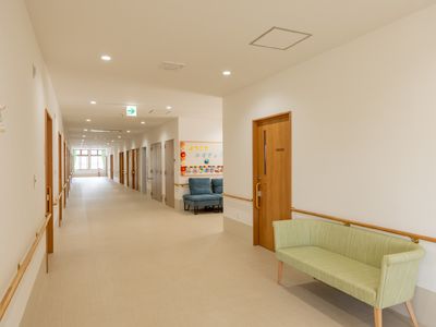 明るく清潔な廊下