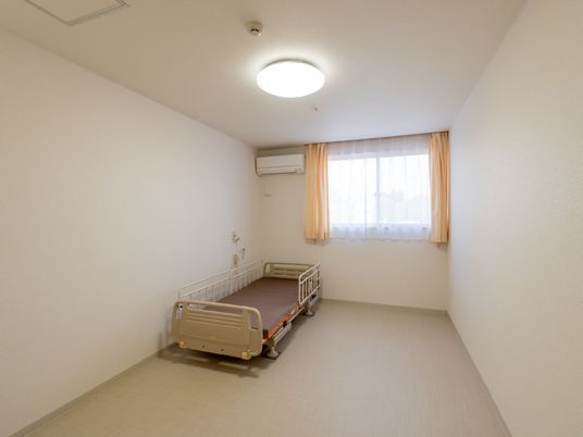 明るい居室の一角