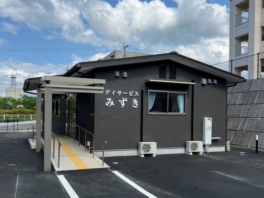 黒い外壁の建物エントランス