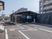 黒い壁の建物エントランス