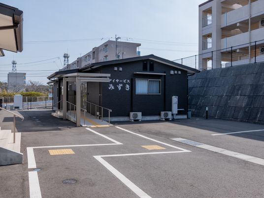 黒い壁の建物エントランス