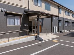 清潔感のある建物エントランス