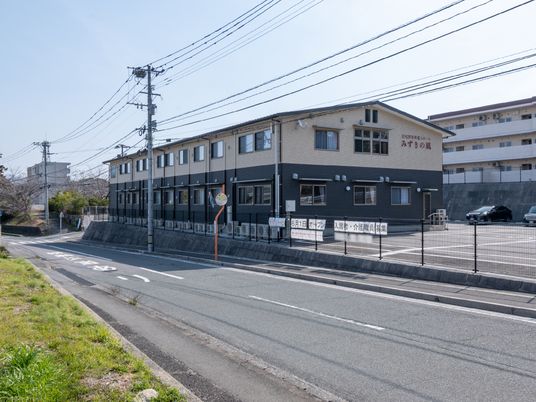 施設外観の日中景色