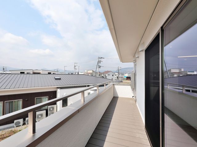 広々としたテラス テラス ゆったりとしたテラスは、清々しい空気を感じながらリラックスできる空間です。
