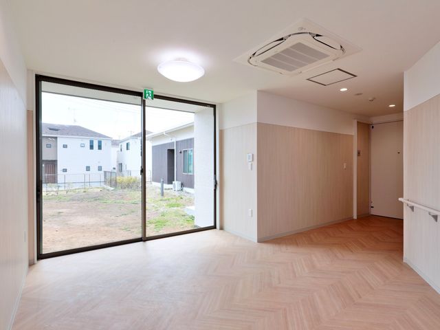 広々とした居室 居室 ゆとりある居室です。天井にはエアコンが設置され、快適な室内環境が整っております。
